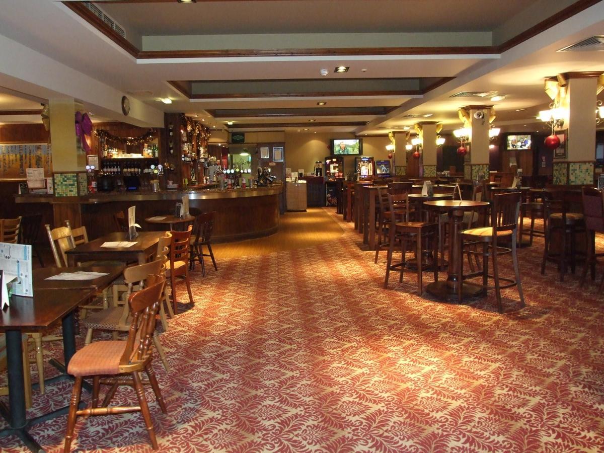 The Golden Acorn Wetherspoon Hotel Glenrothes Exterior photo