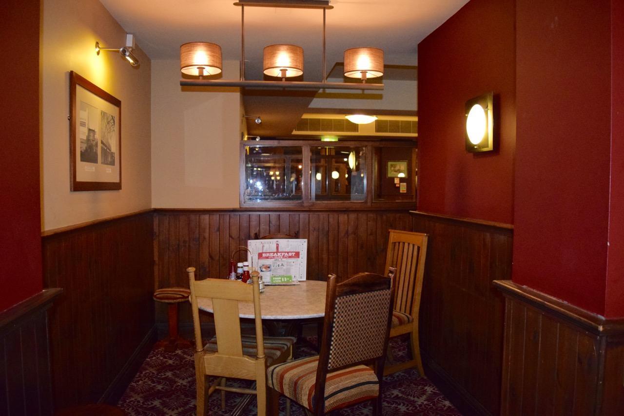 The Golden Acorn Wetherspoon Hotel Glenrothes Exterior photo
