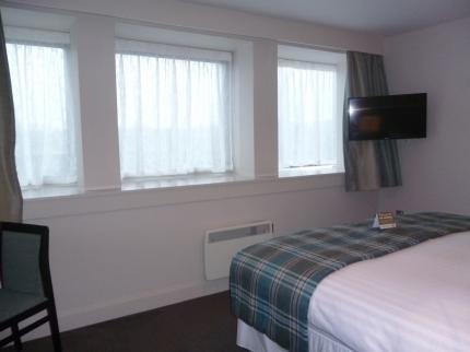 The Golden Acorn Wetherspoon Hotel Glenrothes Exterior photo