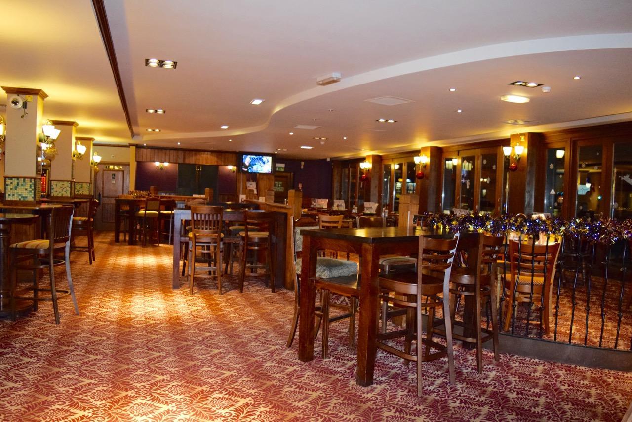 The Golden Acorn Wetherspoon Hotel Glenrothes Exterior photo