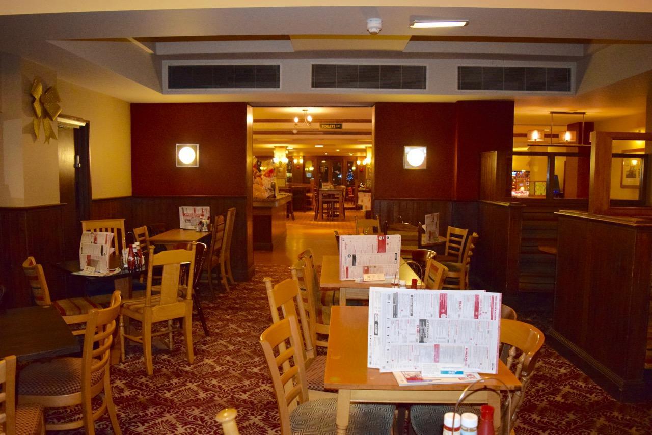 The Golden Acorn Wetherspoon Hotel Glenrothes Exterior photo