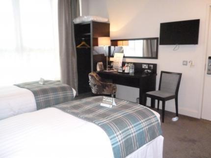 The Golden Acorn Wetherspoon Hotel Glenrothes Exterior photo